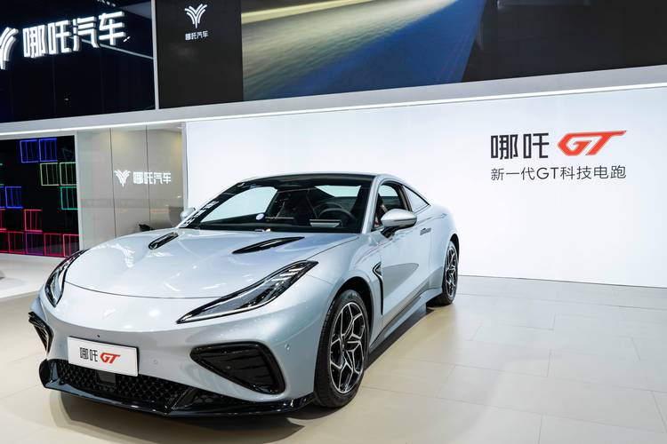 重庆214哪吒汽车在智能汽车领域的表现，领途汽车在新能源汽车市场中的影响力